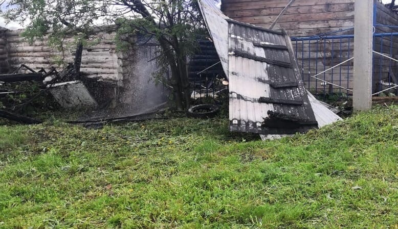 В Альметьевском районе огонь уничтожил баню и птичник